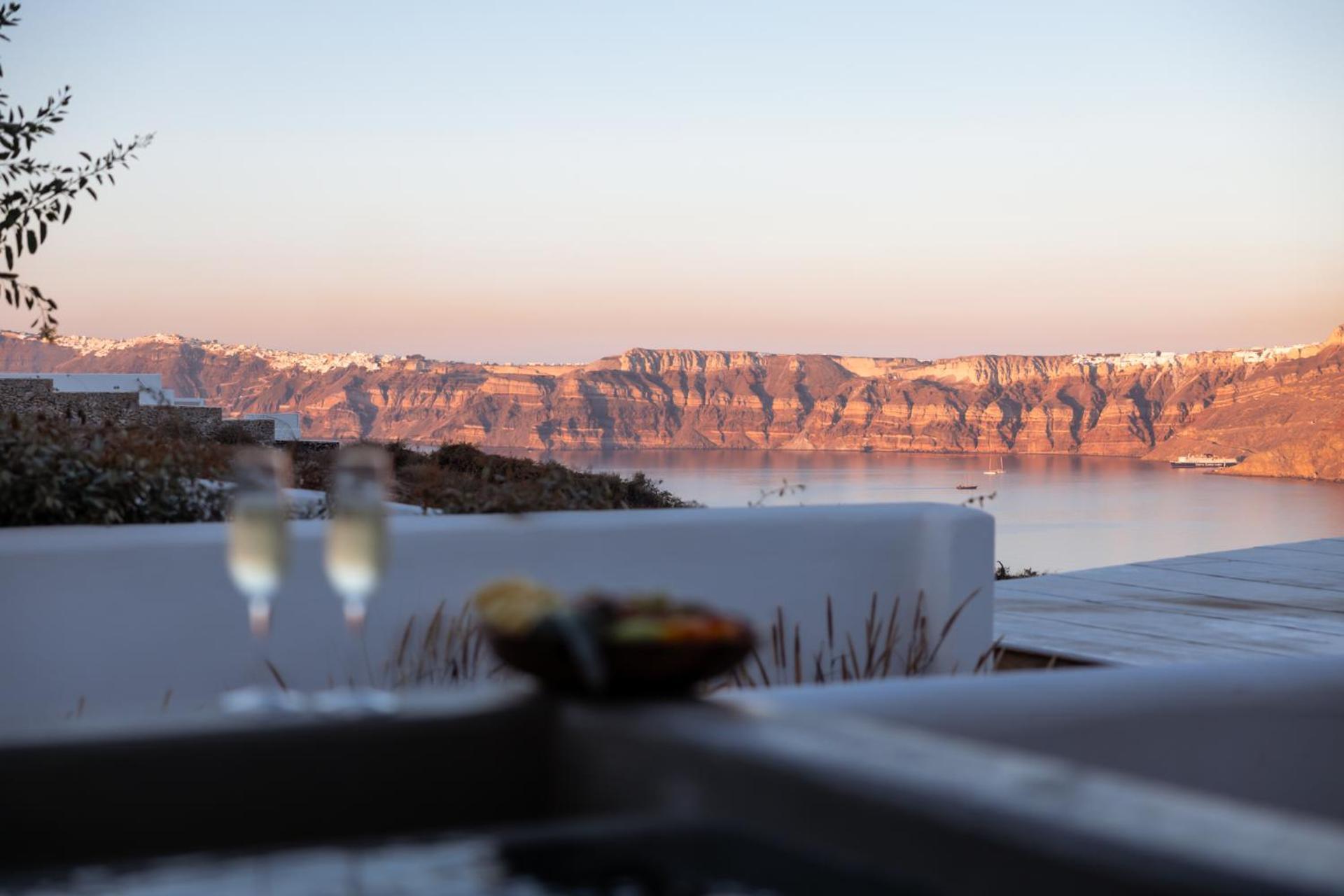 Divino Caldera Hotel *